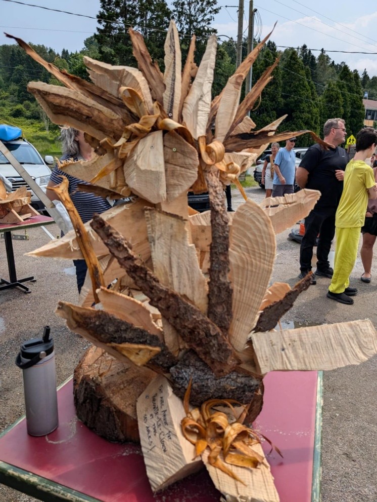 SCULPTURE SUR BOIS À LA TRONÇONNEUSE